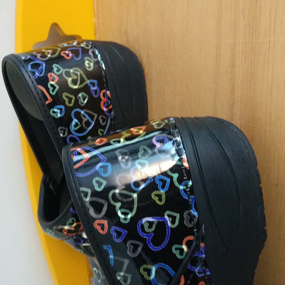 Dansko Xp 2.0 Clogs Size 40 Floating Hearts New - image 3